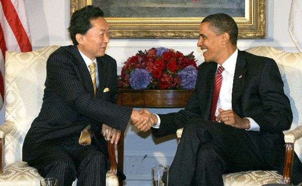 写真・図版 : オバマ米大統領と鳩山首相=2009年9月23日、ニューヨーク市内のホテルで　河合博司撮影

