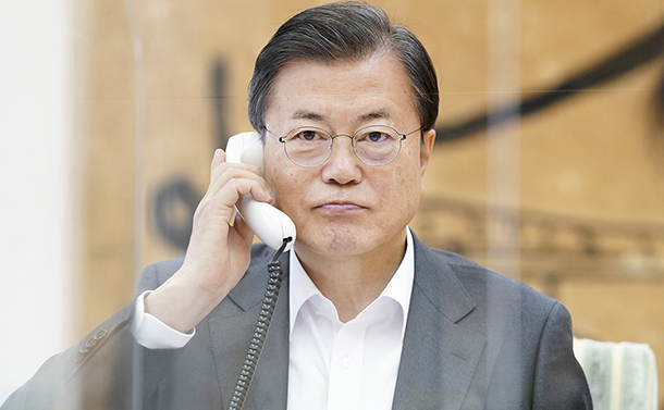 写真・図版 : 米国のバイデン次期大統領と電話協議する韓国の文在寅大統領＝2020年11月12日、韓国大統領府提供 