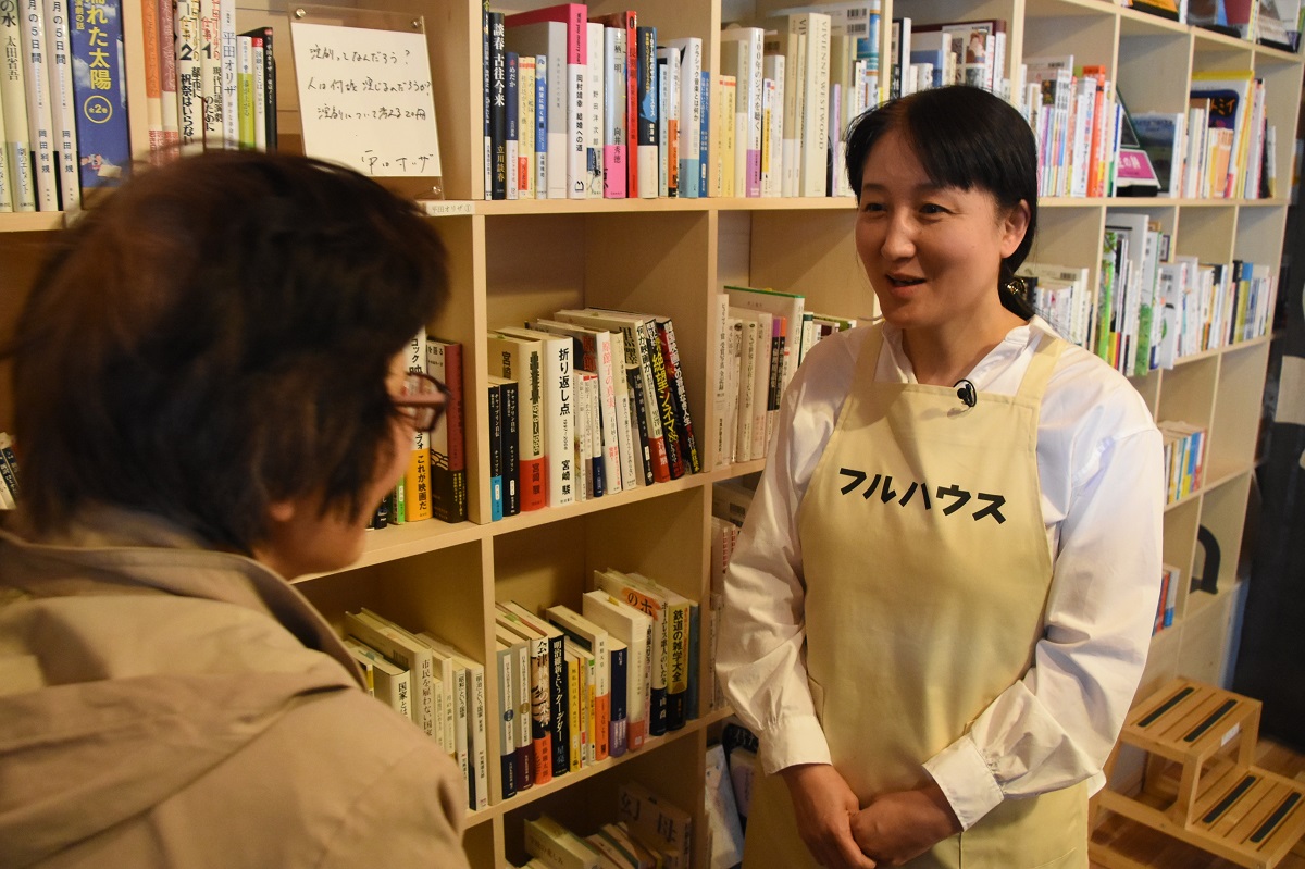 写真・図版 : 書店を訪れた客と話す柳美里さん=2018年4月