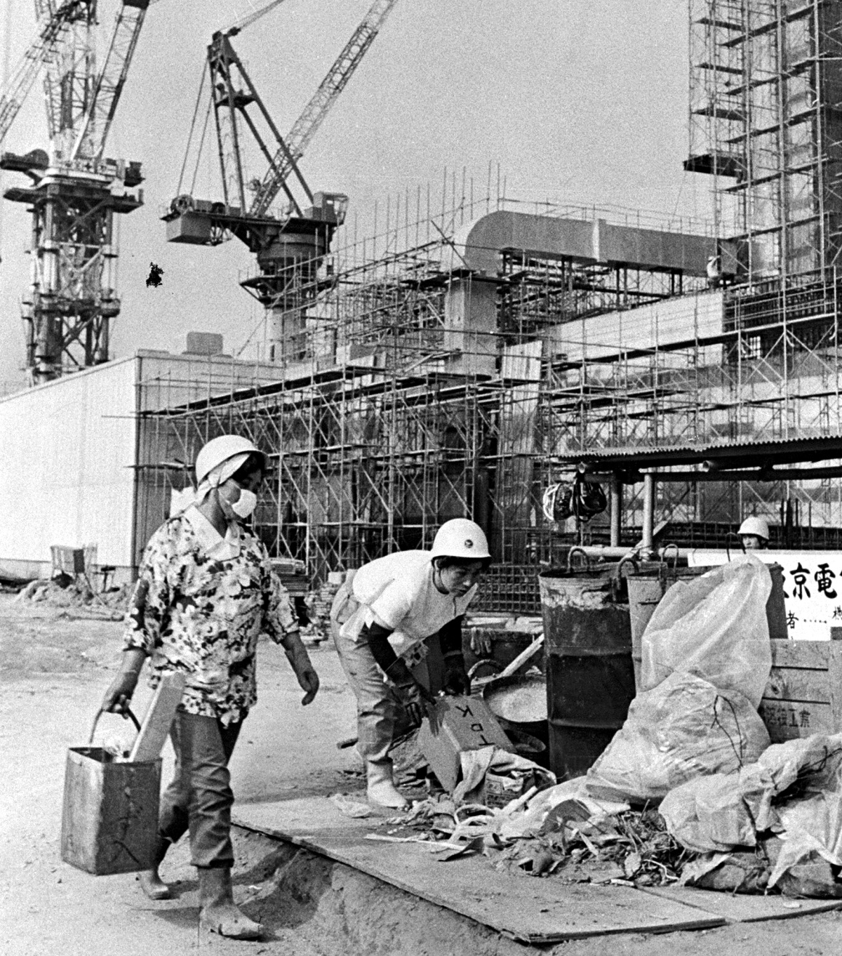 写真・図版 : 1974年8月、東京電力福島第一原子力発電所の建設工事現場で。当時、2基が運転中で、4基が建設中だった