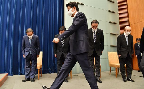 写真・図版 : 辞任会見に臨む安倍晋三首相（手前）。左端は菅義偉官房長官＝2020年8月28日、首相官邸