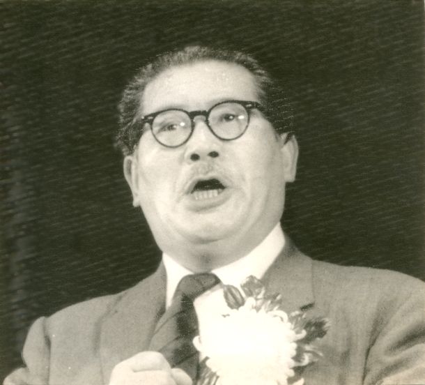 写真・図版 : 日比谷公会堂で行われた自民・社会・民社の三党首公開演説会で演説する浅沼氏。演説途中で刺殺された＝1960年10月12日
