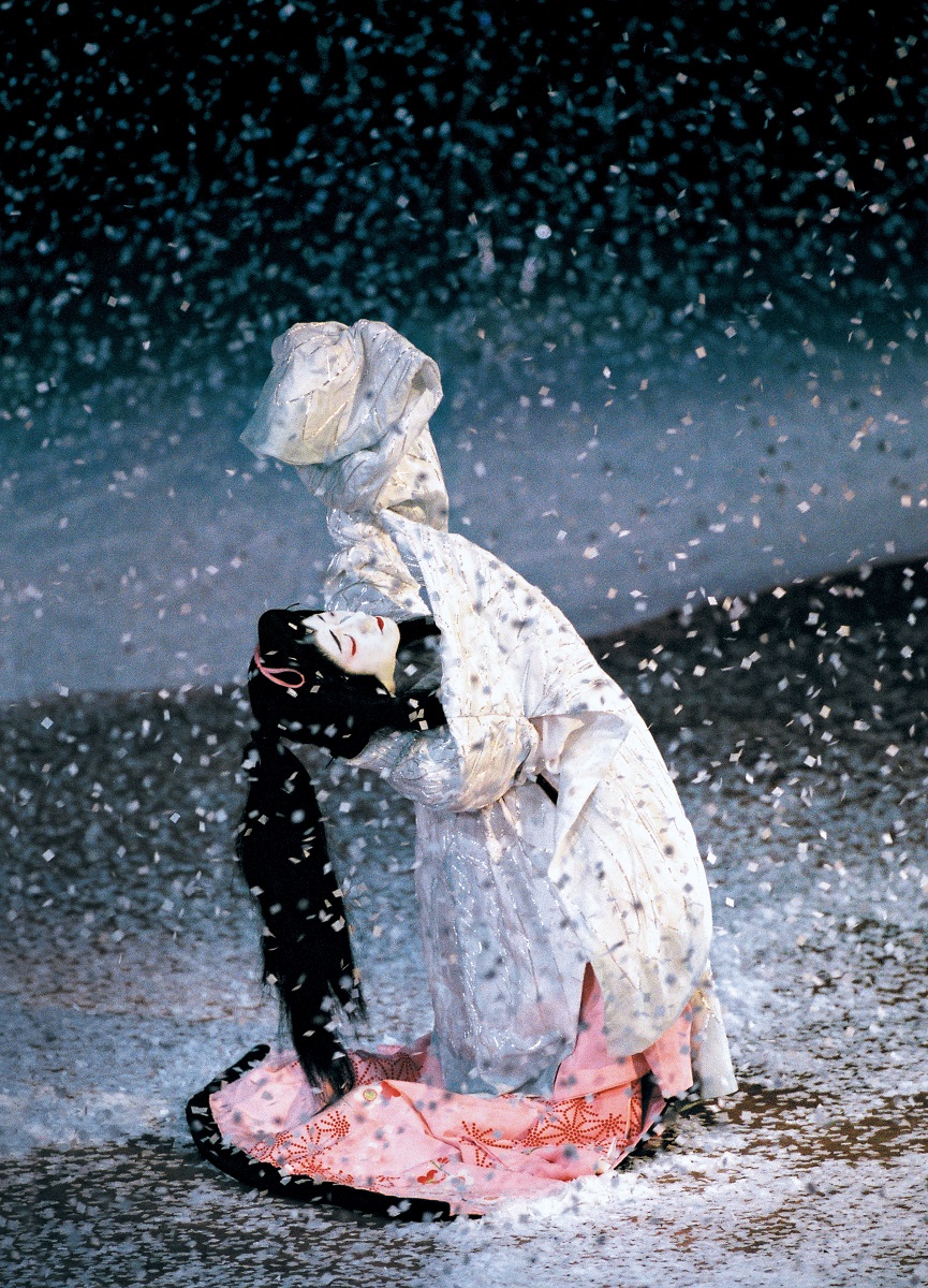写真・図版 : シネマ歌舞伎『鷺娘』の坂東玉三郎＝©福田尚武／松竹提供。2020年歌舞伎座「九月大歌舞伎」では、このシネマ歌舞伎の映像と、舞台での実演を融合させた