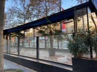 写真・図版 : パリ名物のレストランやカフェのテラスも封鎖で枯葉の溜まり場に＝2020年11月25日、シャンゼリゼ大通り（筆者撮影）