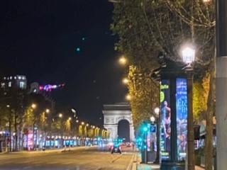写真・図版 : 人影が消えた夜のシャンゼリゼ大通り＝2020年11月18日（筆者撮影）
