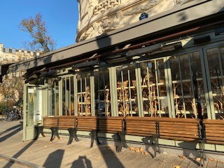 写真・図版 : 閉鎖中のレストラン＝2020年11月26日，パリ8区（筆者撮影）
