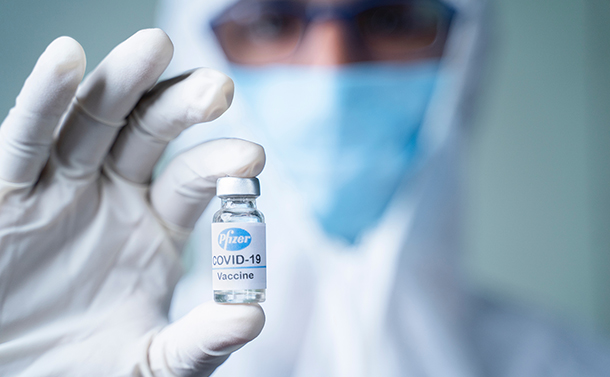 写真・図版 : 世界的な製薬メーカー「ファイザー」が、新型コロナのワクチン開発に挑んでいる（写真はイメージ）