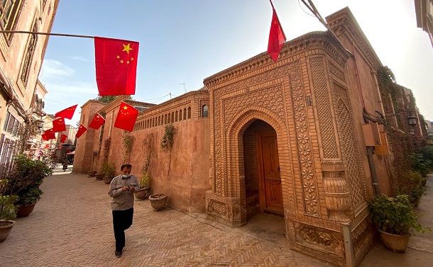 写真・図版 : ウイグル族居住区のモスクは閉鎖され、通りには多くの中国国旗が掲げられていた＝2020年10月5日、中国・カシュガル