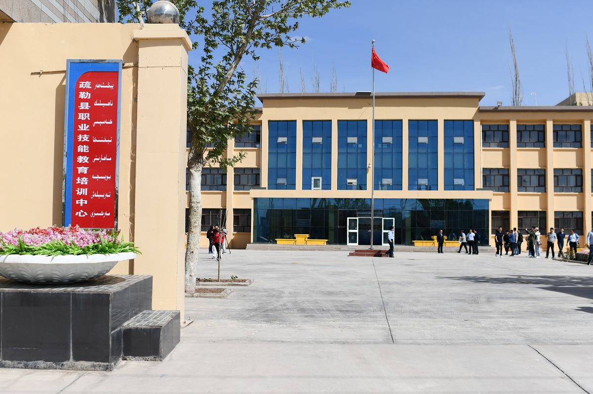 写真・図版 : 新疆ウイグル自治区カシュガル地区にある職業技能教育訓練センター。米国などが「再教育施設」として人権侵害を指摘している＝2019年4月17日