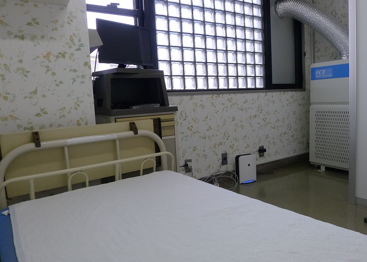 写真・図版 : 新型コロナ患者を想定して病室を改造してつくった「陰圧室」。右奥の装置で室内の気圧を下げるという＝2020年10月28日、名古屋市天白区の松川クリニック、木村俊介撮影 