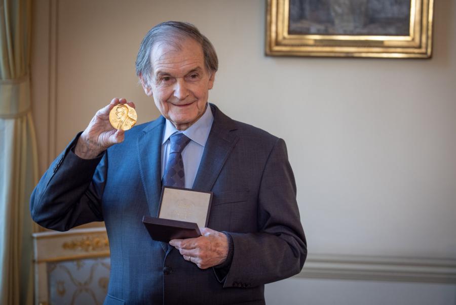 写真・図版 : ノーベルメダルを持つロジャー・ペンローズ博士＝© Nobel Prize Outreach. Photo: Fergus Kennedy