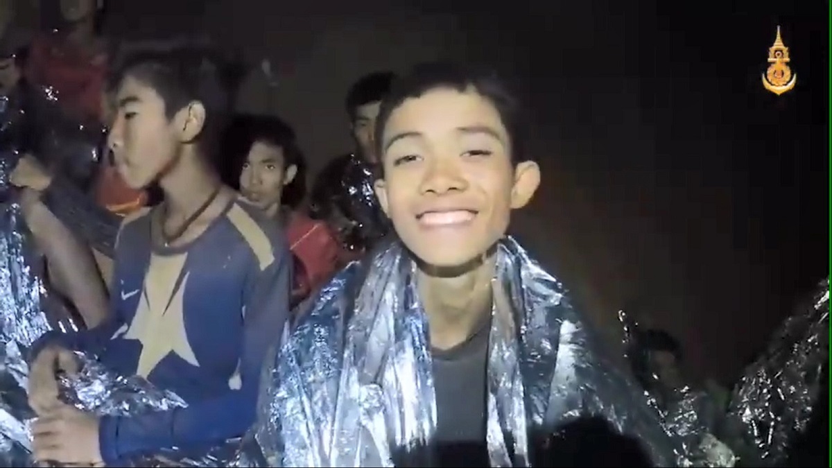 3日、洞窟内で救助隊のダイバーに笑顔を見せる少年=タイ海軍提供 2018年7月3日