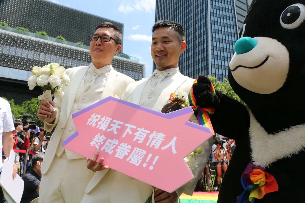 同性婚特別法が成立、台北市内の区役所で結婚手続きをした同性カップル=2019年5月24日