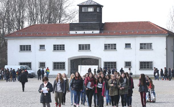 写真・図版 : ヒトラーが政権を取った1933年につくられたダッハウ強制収容所跡では、国内の中高生たちが「負の歴史」を学ぶため、毎日のようにやってくる＝2015年3月24日、ドイツ・ミュンヘン郊外