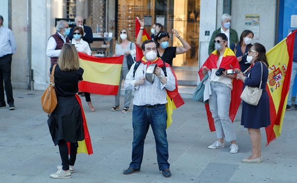 写真・図版 : スペイン政府の新型コロナ対策に抗議して鍋を打ち鳴らす人々＝2020年5月19日、スペイン、ア・コルーニャ