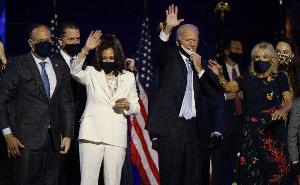 写真・図版 : 米デラウェア州で7日、大統領選での勝利を祝うバイデン次期大統領（中央右）とハリス次期副大統領（中央左）＝2020年11月8日、ロイター 