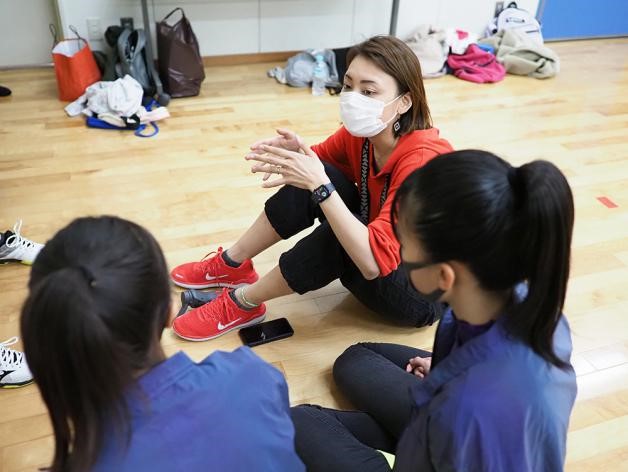 写真・図版 : とよなか国際交流センターでのダンス教室で、練習の合間、子どもたちと語り合う三木さん