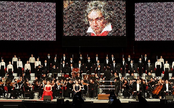 ベートーヴェン第九「喜びの歌」の謎――「神の前に立つ」のは誰か？