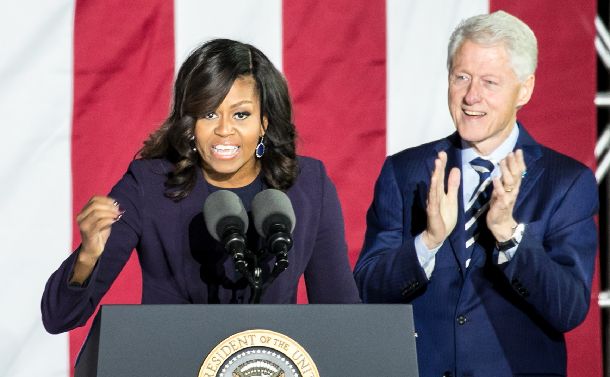 写真・図版 : パワフルなファースト・レディだったミシェル・オバマ夫人（右はビル・クリントン元大統領）=2016年11月7日、ランハム裕子撮影
