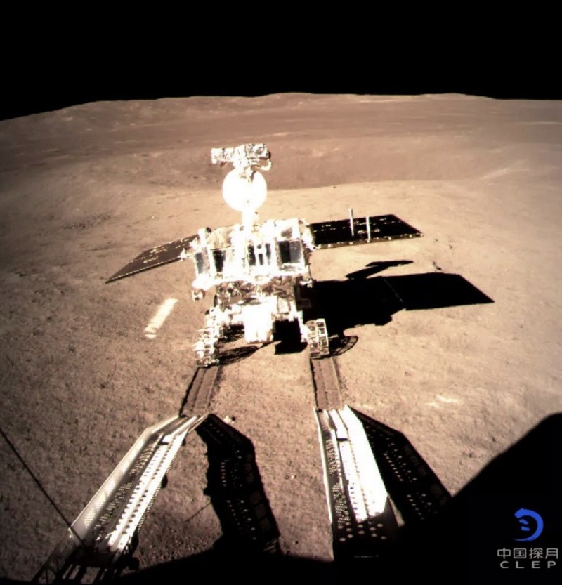 写真・図版 : 「嫦娥4号」から分離され、月面に降りた探査車＝2019年1月、月計画を公式に伝える「中国探月工程」の微信（ウィーチャット）から 