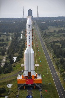 写真・図版 : 組み立てとテストを終え、発射エリアに移動された、「嫦娥5号」を積んだロケットLM-5B＝2020年11月17日、新華社 