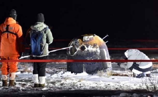 写真・図版 : 2020年12月17日、内モンゴル自治区に着地した「嫦娥5号」の回収機＝新華社 