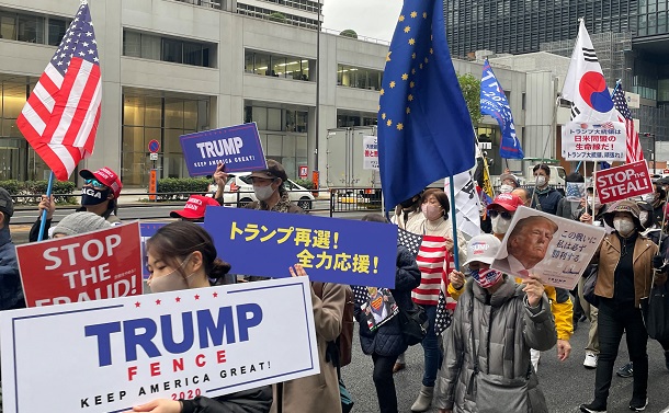 写真・図版 : トランプ米大統領への支持と、大統領選での「不正」を訴えるデモ参加者ら＝2020年11月29日、東京都千代田区