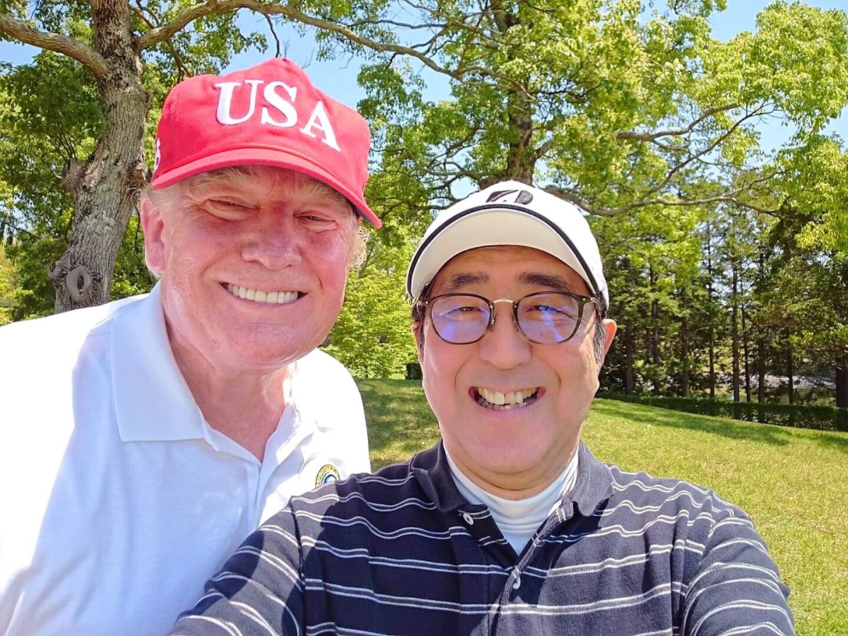 写真・図版 : 来日したトランプ大統領とゴルフプレー中の安倍首相（当時）。「自撮り」したとものだという＝2019年5月26日、千葉県茂原市の茂原カントリー倶楽部、首相官邸のツイッターから 
