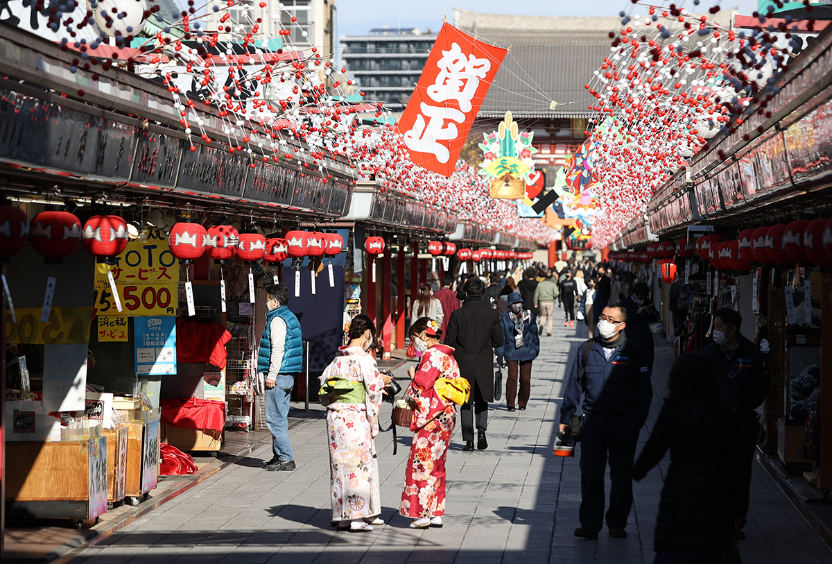 写真・図版 : 人通りが少ない浅草・仲見世通り＝2020年12月14日、東京都台東区
