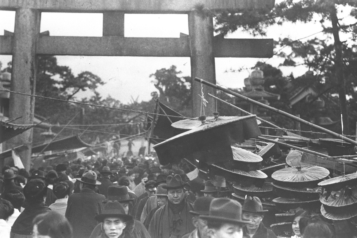 写真・図版 : 初詣客でにぎわう住吉大社＝1933年1月