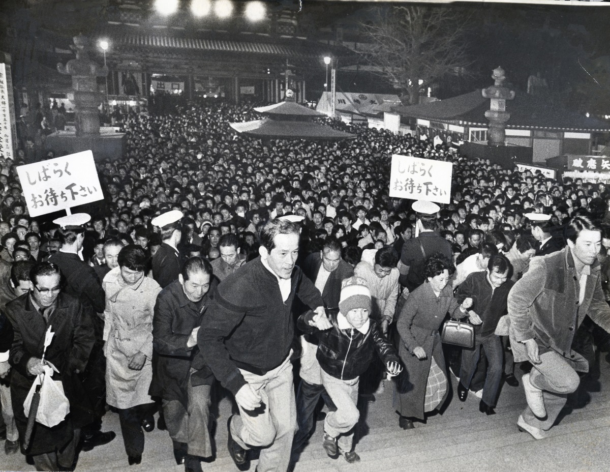 写真・図版 : 川崎大師に押し寄せる初詣客＝1980年1月1日