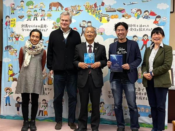 写真・図版 : 左から二木あいさん、グンター・パウリ博士、比田勝尚喜市長、筆者、清野聡子准教授
