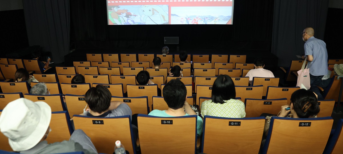 写真・図版 : コロナ禍でミニシアターは大きな影響を受けた。東京・渋谷の「ユーロスペース」では隣り合った席に座れるようになったのは9月からだった