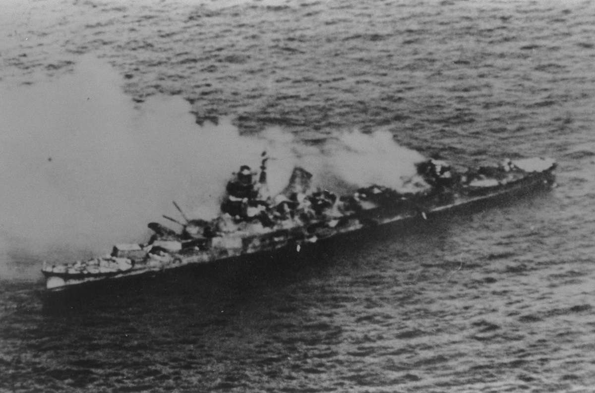写真・図版 : ミッドウェイ海戦で米艦載機の爆撃を受け大破炎上する日本海軍の重巡洋艦、「三隈」＝1942年6月6日午後、ミッドウェイ沖の太平洋 