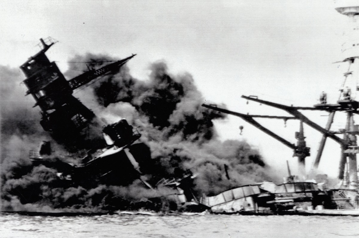 写真・図版 : 真珠湾（パールハーバー）で日本軍の攻撃を受け、黒煙を上げて沈む戦艦アリゾナ＝1941年12月7日（現地時間）