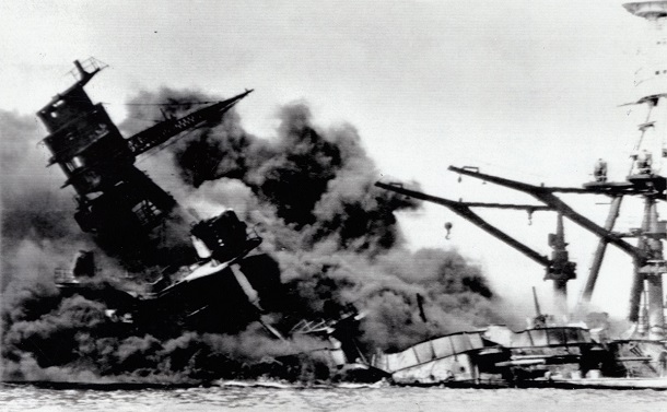 写真・図版 : 真珠湾で日本軍の攻撃を受け、黒煙を上げて沈む戦艦アリゾナ＝ 1941年12月7日