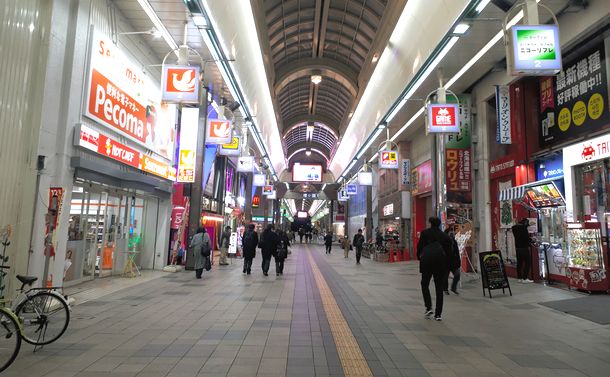 写真・図版 : 札幌・ススキノ地区に近い狸小路商店街。夕方も閑散としていた。コロナ禍以前はインバウンドなどでにぎわっていた＝2020年11月26日、札幌市中央区