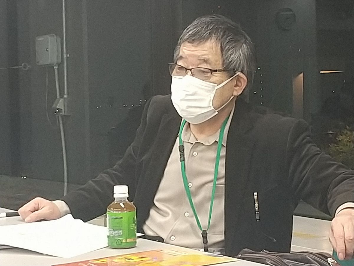 写真・図版 : 取材班と話す波多野澄雄・筑波大名誉教授＝2020年12月、東京都内。藤田撮影