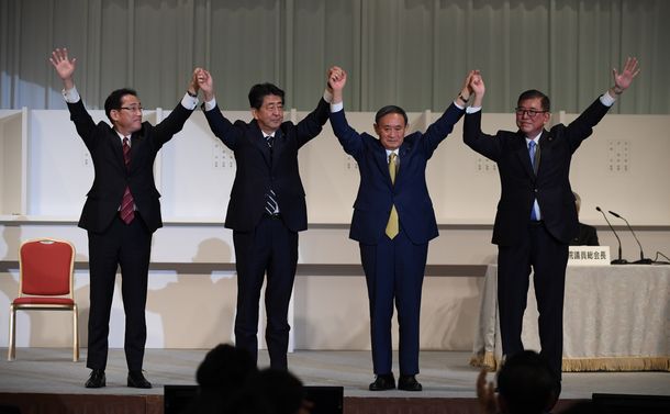 写真・図版 : 新総裁に選出された菅義偉官房長官（右から2人目）と、岸田文雄政調会長（左）、安倍晋三首相（左から2人目）、石破茂元幹事長＝2020年9月14日、東京都港区