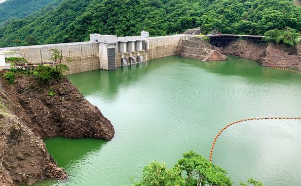 写真・図版 : 利根川の支流である吾妻川に完成した八ツ場ダム。治水対策などを目的とする＝2020年7月7日、群馬県長野原町、森岡航平撮影