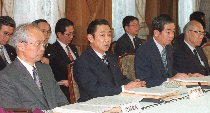 写真・図版 : 行政改革会議に臨む橋本首相（左から2番目）ら。右端に写っているのが有馬朗人さん＝1997年5月1日、首相官邸、 安藤保雄撮影