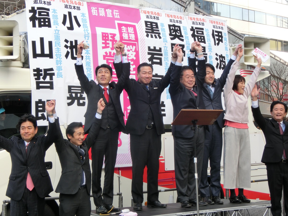 写真・図版 : 並んで街頭宣伝に立つ野党各党。こうした光景はこの数年で普通に見られるようになった＝2019年12月10日、東京・有楽町