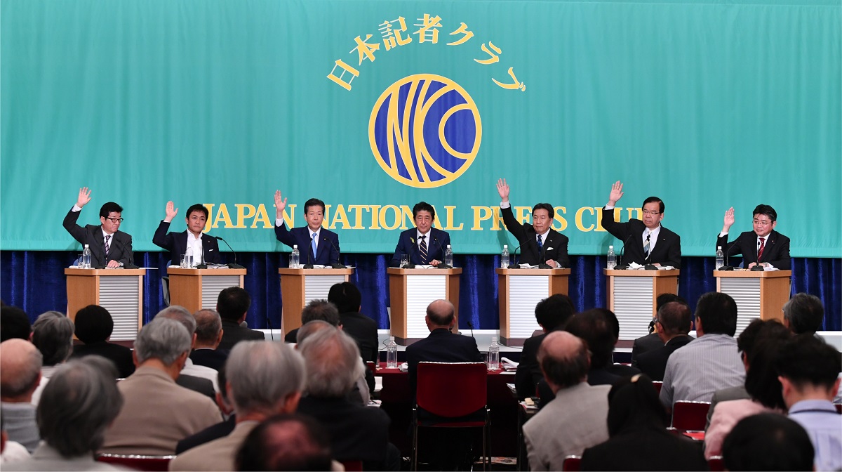 写真・図版 : 参院選告示を前に行われた日本記者クラブ主催の党首討論会。賛成・反対を尋ねた質問では、安倍首相（当時）だけが手を挙げない場面もあった＝2019年7月3日、東京都千代田区