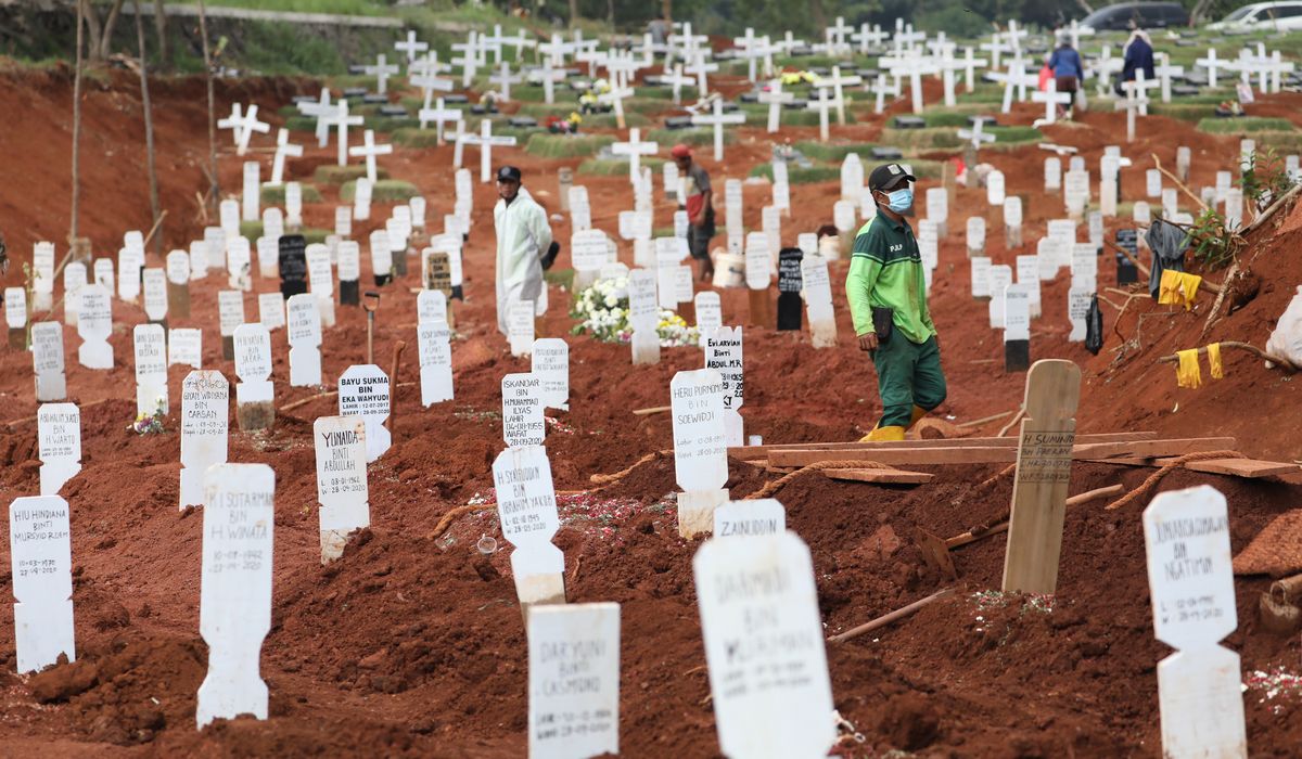 写真・図版 : ジャカルタ東部の「コロナ専用墓地」。1週間前は更地だった場所が、埋葬された約200人の墓標で埋め尽くされていた。感染拡大による死者の急増で、墓地の敷地が不足しているという＝2020年9月29日 
