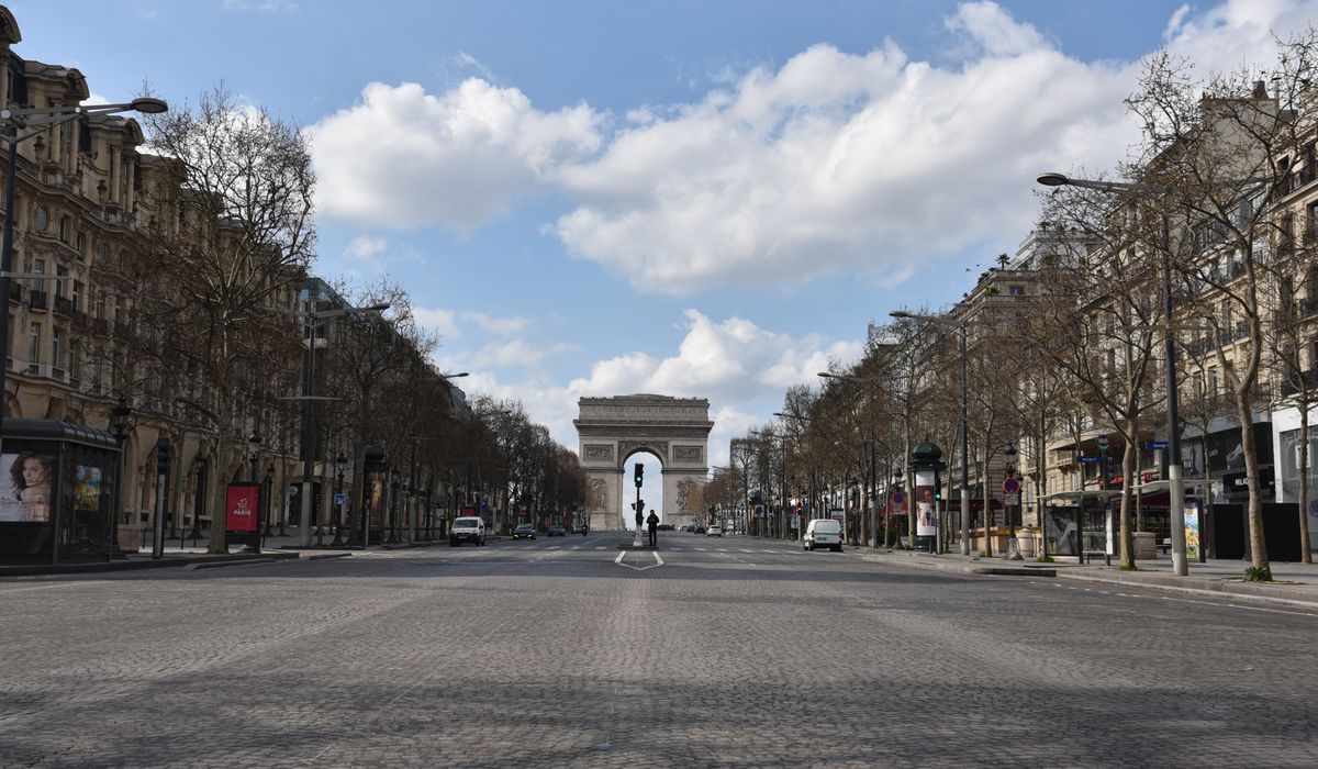 写真・図版 : 人と車がほぼ消えたパリのシャンゼリゼ通り。奥に見えるのは凱旋門＝2020年3月18日
