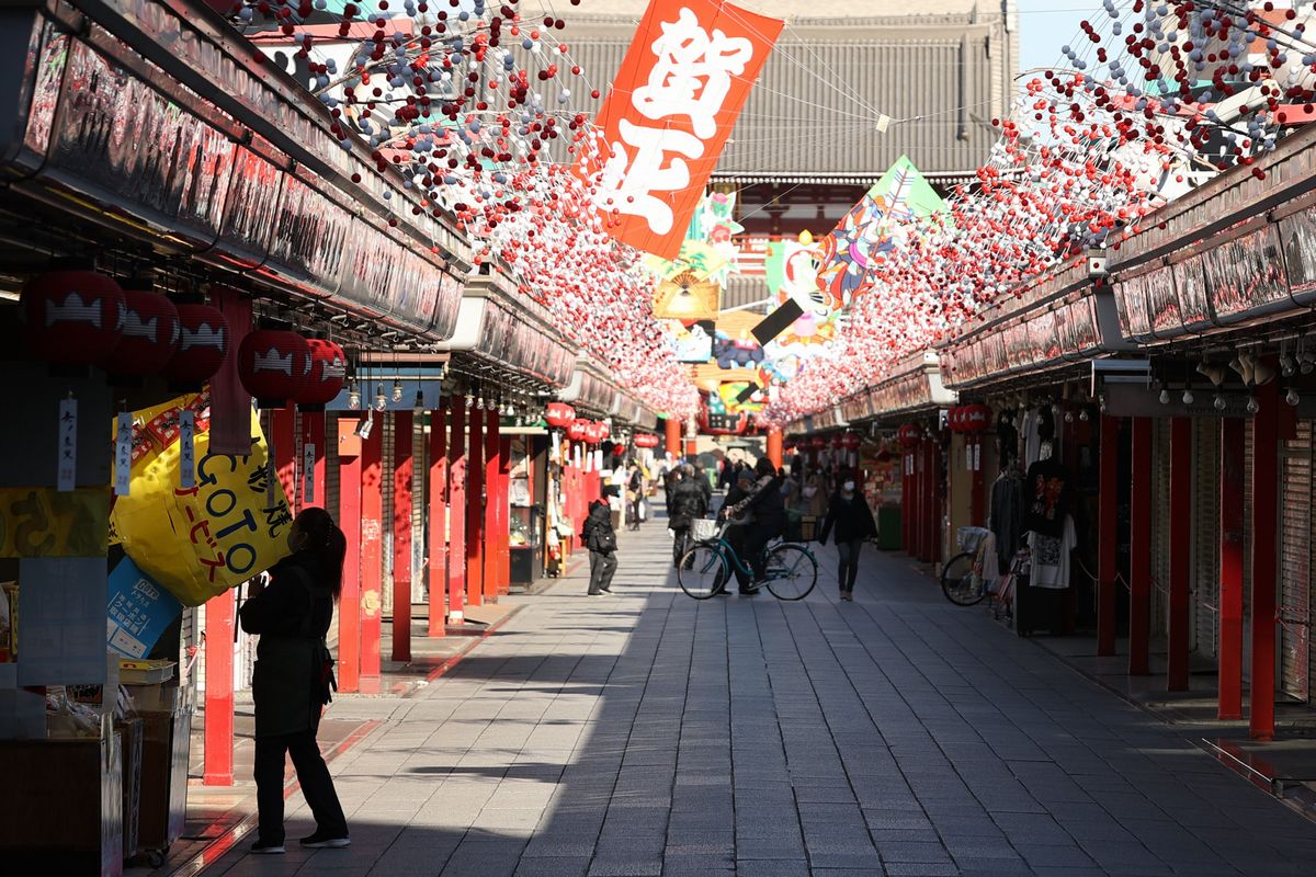 写真・図版 : コロナ禍以前は国内外の観光客の人気を集めてきた東京・浅草の仲見世は、人通りがまばらな師走を迎えていた＝2020年12月14日