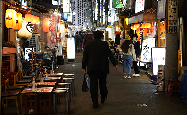 写真・図版 : 営業時間の短縮要請が続く飲食店街＝2020年12月1日夜、東京・新橋