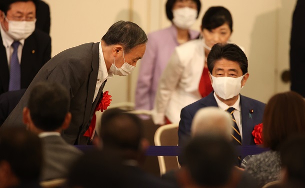 写真・図版 : 清和会の懇親会会場で、安倍晋三前首相にあいさつする菅義偉首相＝2020年9月28日、東京都港区