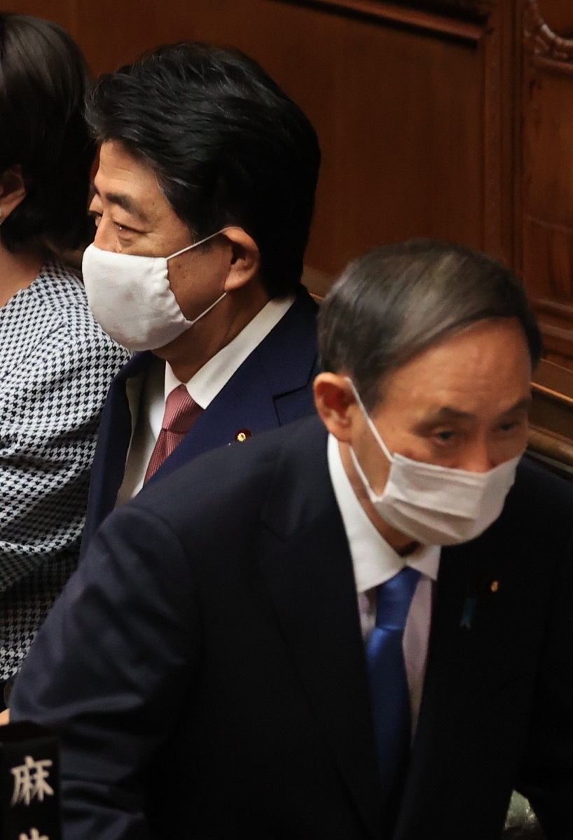 写真・図版 : 首班指名選挙を行う衆院本会議に臨む安倍晋三首相（当時）と菅義偉・自民党総裁＝2020年9月16日