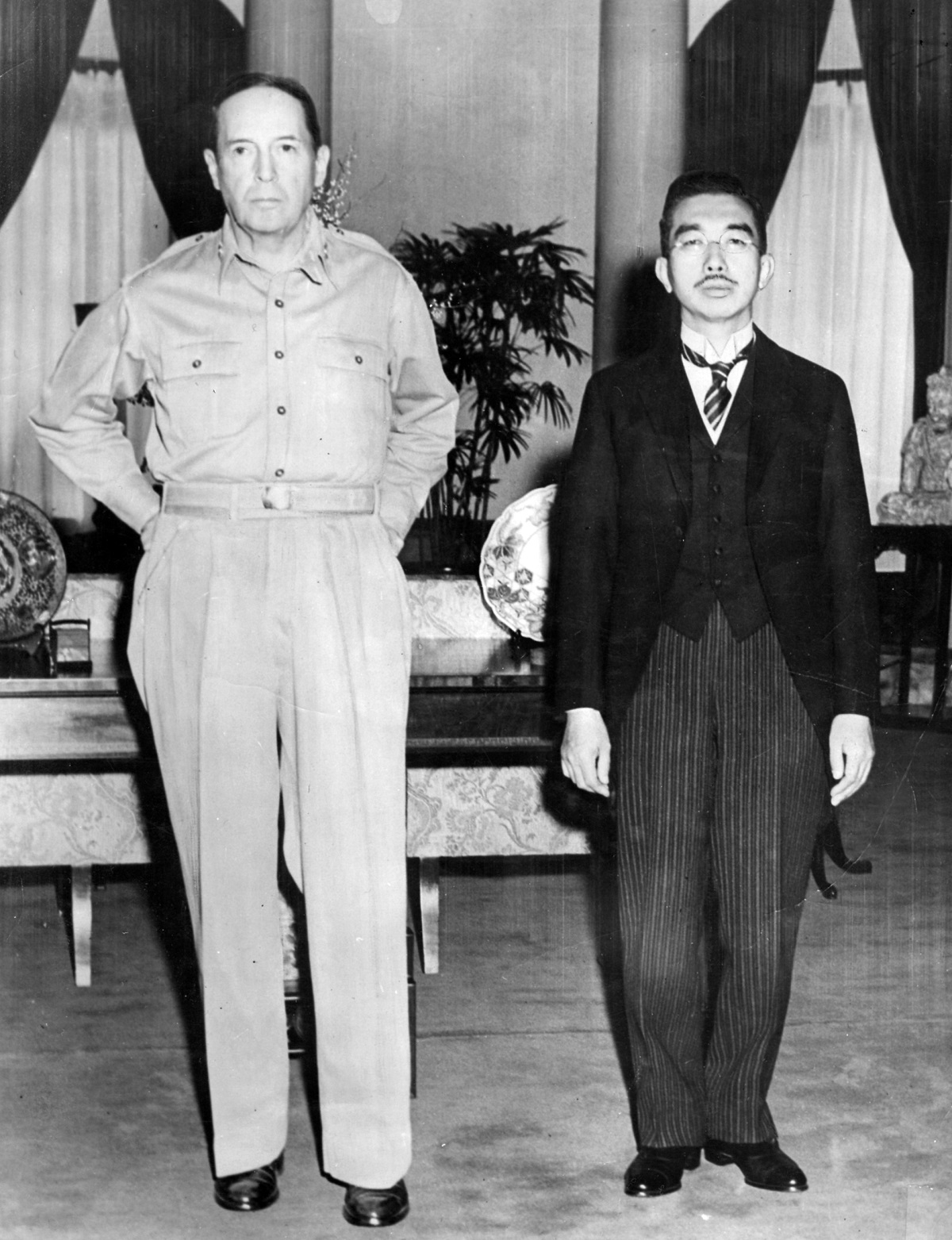 写真・図版 : 1945年9月、連合国軍最高司令官のマッカーサー元帥を訪問した昭和天皇=GHQ写真班(米軍)撮影 